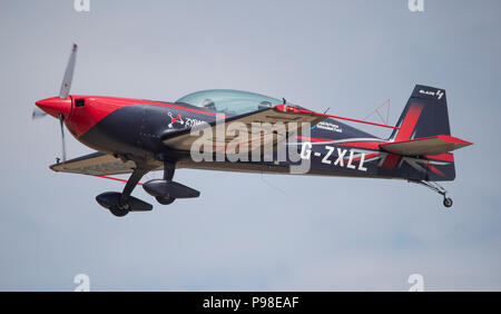 Farnborough, Hampshire, UK. 16. Juli, 2018. Die alle zwei Jahre stattfindende Farnborough International Airshow Handel FIA 2018 öffnet sich für Käufer und Verkäufer von Luft-, Raumfahrt- und Verteidigungsindustrie vom 16-20 Juli mit der Öffentlichkeit Wochenende vom 21./22. Juli. Credit: Malcolm Park/Alamy Leben Nachrichten. Stockfoto