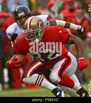 San Francisco, Kalifornien, USA. 7 Jan, 1995. San Francisco 49ers gegen Chicago Bears im Candlestick Park Samstag, 7. Januar 1995. 49ers schlagen Bären 44-15. San Francisco 49ers zurück läuft Ricky Watters (32), Verteidiger im Regen. Credit: Al Golub/ZUMA Draht/Alamy leben Nachrichten Stockfoto