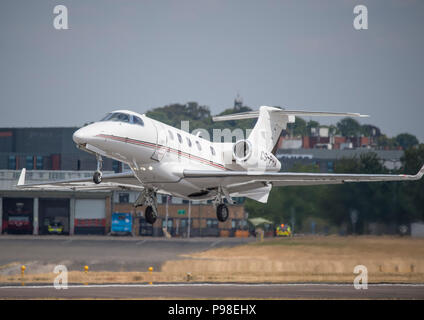 Farnborough, Hampshire, UK. 16. Juli, 2018. Die alle zwei Jahre stattfindende Farnborough International Airshow Handel FIA 2018 öffnet sich für Käufer und Verkäufer von Luft-, Raumfahrt- und Verteidigungsindustrie vom 16-20 Juli mit der Öffentlichkeit Wochenende vom 21./22. Juli. Credit: Malcolm Park/Alamy Leben Nachrichten. Stockfoto