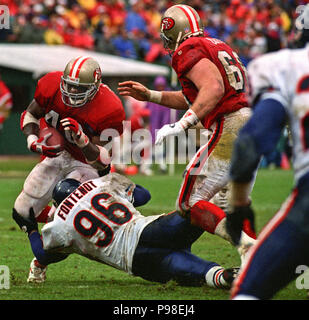 San Francisco, Kalifornien, USA. 7 Jan, 1995. San Francisco 49ers gegen Chicago Bears im Candlestick Park Samstag, 7. Januar 1995. 49ers schlagen Bären 44-15. Chicago Bears defensive Ende Albert Fontenot (96) packt San Francisco 49ers voll zurück William Floyd Credit: Al Golub/ZUMA Draht/Alamy leben Nachrichten Stockfoto