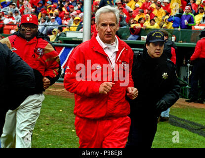 San Francisco, Kalifornien, USA. 7 Jan, 1995. San Francisco 49ers gegen Chicago Bears im Candlestick Park Samstag, 7. Januar 1995. 49ers schlagen Bären 44-15. 49er Head Coach George Seifert. Credit: Al Golub/ZUMA Draht/Alamy leben Nachrichten Stockfoto