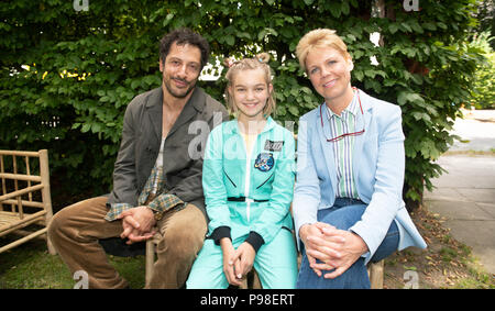 Hamburg, Deutschland. 16. Juli 2018. Schauspieler Fahri Yardim (von links nach rechts), Luna Maxeiner und Cordula Stratmann schauen in die Kamera im Set des Films 'Rocca - die Welt verändern!" Während ein Foto schießen. Credit: Daniel Reinhardt/dpa/Alamy leben Nachrichten Stockfoto