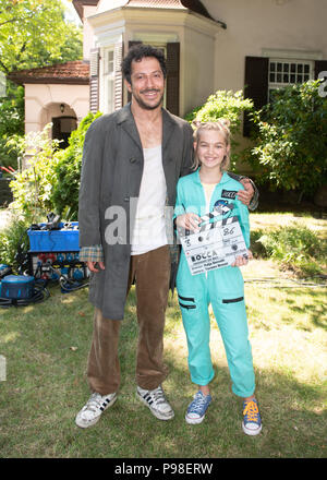 Hamburg, Deutschland. 16. Juli 2018. Schauspieler Fahri Yardim und Luna Maxeiner schauen in die Kamera im Set des Films 'Rocca - die Welt verändern!" Während ein Foto schießen. Credit: Daniel Reinhardt/dpa/Alamy leben Nachrichten Stockfoto