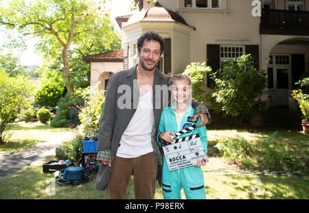 Hamburg, Deutschland. 16. Juli 2018. Schauspieler Fahri Yardim und Luna Maxeiner schauen in die Kamera im Set des Films 'Rocca - die Welt verändern!" Während ein Foto schießen. Credit: Daniel Reinhardt/dpa/Alamy leben Nachrichten Stockfoto