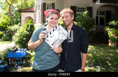 Hamburg, Deutschland. 16. Juli 2018. Direktor Katja Benrath und Produzenten Tobias Rosen schauen in die Kamera im Set des Films 'Rocca - die Welt verändern!" Während ein Foto schießen. Credit: Daniel Reinhardt/dpa/Alamy leben Nachrichten Stockfoto