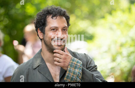 Hamburg, Deutschland. 16. Juli 2018. Schauspieler Fahri Yardim schauen in die Kamera im Set des Films 'Rocca - die Welt verändern!" Während ein Foto schießen. Credit: Daniel Reinhardt/dpa/Alamy leben Nachrichten Stockfoto