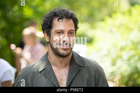 Hamburg, Deutschland. 16. Juli 2018. Schauspieler Fahri Yardim schauen in die Kamera im Set des Films 'Rocca - die Welt verändern!" Während ein Foto schießen. Credit: Daniel Reinhardt/dpa/Alamy leben Nachrichten Stockfoto