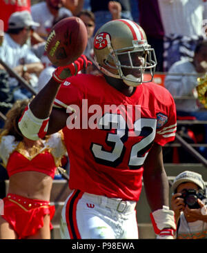 Oktober 23, 1994, San Francisco, Kalifornien, USA - San Francisco 49ers gegen Tampa Bay Buccaneers im Candlestick Park Sonntag, 23. Oktober 1994. 49ers schlagen Buccaneers 41-16. San Francisco 49ers zurück läuft Ricky Watters (32) machen Touchdown. (Bild: © Al Golub über ZUMA Draht) Stockfoto