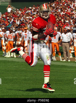 Oktober 23, 1994, San Francisco, Kalifornien, USA - San Francisco 49ers gegen Tampa Bay Buccaneers im Candlestick Park Sonntag, 23. Oktober 1994. 49ers schlagen Buccaneers 41-16. San Francisco 49ers zurück läuft Ricky Watters (32) Fänge bestehen. (Bild: © Al Golub über ZUMA Draht) Stockfoto