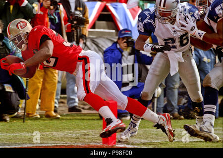 Januar 15, 1995, San Francisco, Kalifornien, USA - San Francisco 49ers gegen Dallas Cowboys an Candlestick Park Sonntag, 15. Januar 1995. 49ers schlagen Cowboys 38-28. San Francisco 49ers zurück läuft Ricky Watters (32) Macht Touchdown. (Bild: © Al Golub über ZUMA Draht) Stockfoto