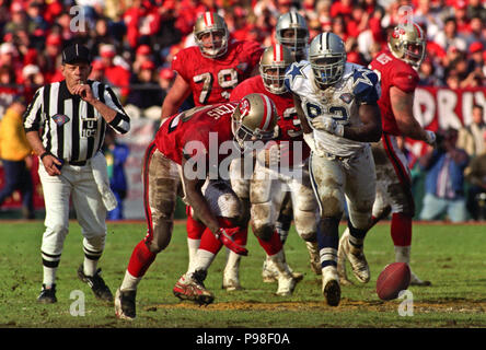 Januar 15, 1995, San Francisco, Kalifornien, USA - San Francisco 49ers gegen Dallas Cowboys an Candlestick Park Sonntag, 15. Januar 1995. 49ers schlagen Cowboys 38-28. San Francisco 49ers zurück läuft Ricky Watters (32) geht nach lose Kugel. (Bild: © Al Golub über ZUMA Draht) Stockfoto