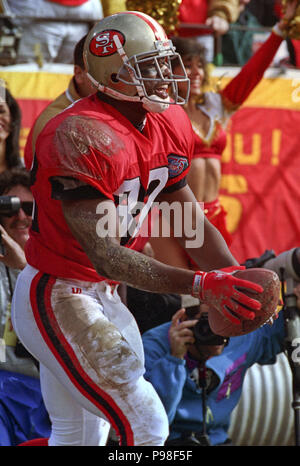 Januar 15, 1995, San Francisco, Kalifornien, USA - San Francisco 49ers gegen Dallas Cowboys an Candlestick Park Sonntag, 15. Januar 1995. 49ers schlagen Cowboys 38-28. San Francisco 49ers zurück läuft Ricky Watters (32) feiert (Credit Bild: © Al Golub über ZUMA Draht) Stockfoto