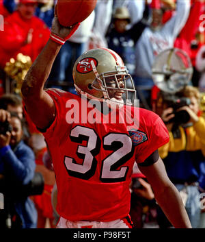 Januar 15, 1995, San Francisco, Kalifornien, USA - San Francisco 49ers gegen Dallas Cowboys an Candlestick Park Sonntag, 15. Januar 1995. 49ers schlagen Cowboys 38-28. San Francisco 49ers zurück läuft Ricky Watters (32) feiert Touchdown. (Bild: © Al Golub über ZUMA Draht) Stockfoto
