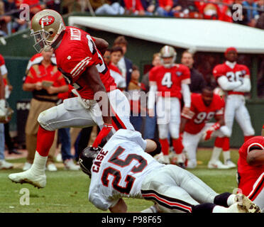 San Francisco, Kalifornien, USA. 4. Dez 1994. San Francisco 49ers gegen Atlanta Falcons an Candlestick Park Sonntag, 4. Dezember 1994. 49ers schlagen Falken 50-14. San Francisco 49ers zurück läuft Ricky Watters (32) zieht weg von Atlanta Falcons Defensive zurück Scott Case Credit: Al Golub/ZUMA Draht/Alamy leben Nachrichten Stockfoto