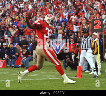San Francisco, Kalifornien, USA. 5. Sep 1994. San Francisco 49ers vs Los Angeles Raiders bei Candlestick Park Montag, 5. September 1994. 49ers schlagen Räuber 44-14. San Francisco 49ers zurück läuft Ricky Watters (32) Macht Touchdown. Credit: Al Golub/ZUMA Draht/Alamy leben Nachrichten Stockfoto