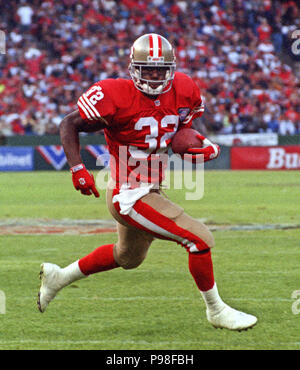 San Francisco, Kalifornien, USA. 5. Sep 1994. San Francisco 49ers vs Los Angeles Raiders bei Candlestick Park Montag, 5. September 1994. 49ers schlagen Räuber 44-14. San Francisco 49ers zurück läuft Ricky Watters (32) Laufen für Touchdown. Credit: Al Golub/ZUMA Draht/Alamy leben Nachrichten Stockfoto