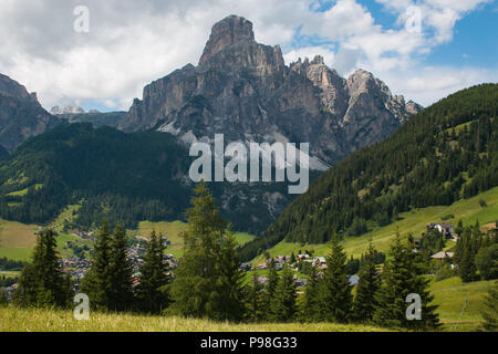 Panoramablick von Corvara in Badia Dorf in den italienischen Dolomiten Stockfoto