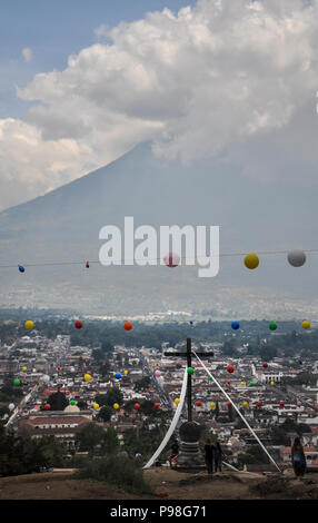 Sicht auf den Vulkan El Fuego o Acatenango in Antigua, Guatemala Stockfoto