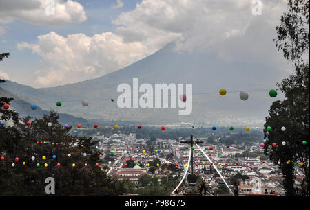 Sicht auf den Vulkan El Fuego o Acatenango mit Kreuz im Vordergrund in Antigua, Guatemala Stockfoto