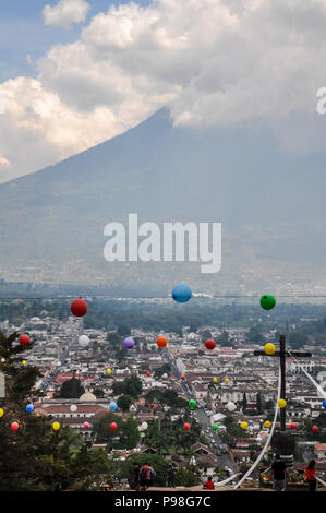 Sicht auf den Vulkan El Fuego o Acatenango mit Kreuz im Vordergrund in Antigua, Guatemala Stockfoto