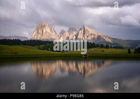 Langkofel auf der italienischen Alpen Dolomiten mit Wasser Reflexion an einem See. Stockfoto