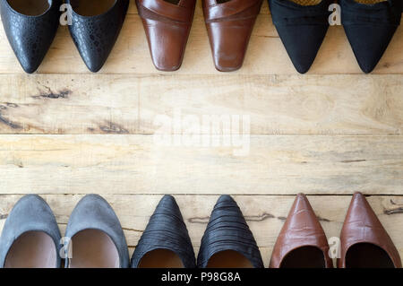 Blick von oben auf die andere Frau Schuh auf Holz- Hintergrund, mehrere Arten von High Heels Stockfoto