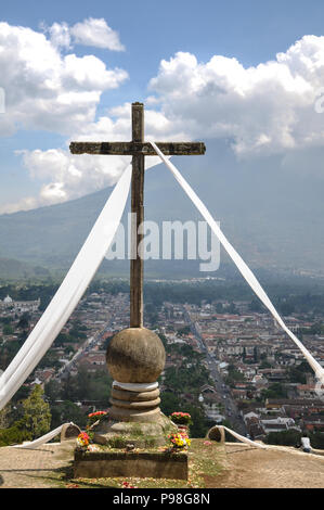 Sicht auf den Vulkan El Fuego o Acatenango mit Kreuz im Vordergrund in Antigua, Guatemala Stockfoto