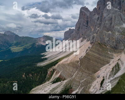Antenne Drone Foto von Santa Magdalena St Maddalena Val di Funes in Dolomiten Alpen mit furchetta Berg im Hintergrund Stockfoto