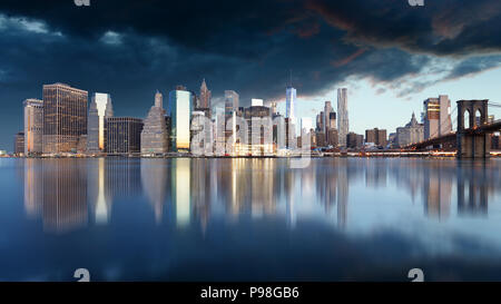 New York Skyline mit Brooklyn Bridge Stockfoto