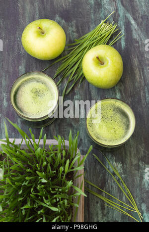 Detox. Frische Getränk von Weizen Gras und Green Apple gemacht Stockfoto