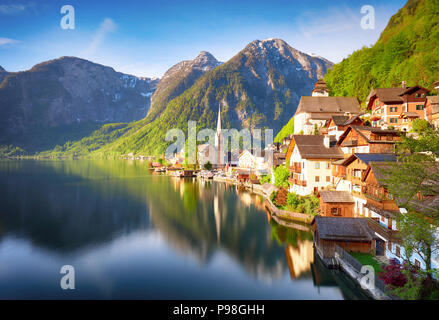 Klassische Postkartenblick auf berühmte Hallstätter See Stadt reflektiert in Traun See in den österreichischen Alpen im malerischen Morgenlicht an einem schönen Stockfoto