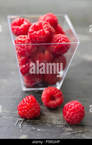 Schale voller Frische rote Himbeeren auf dem Tisch Stockfoto