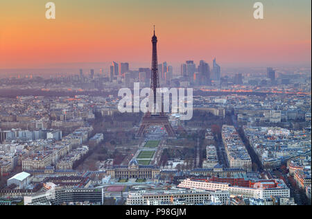Luftaufnahme von Paris bei Sonnenuntergang Stockfoto