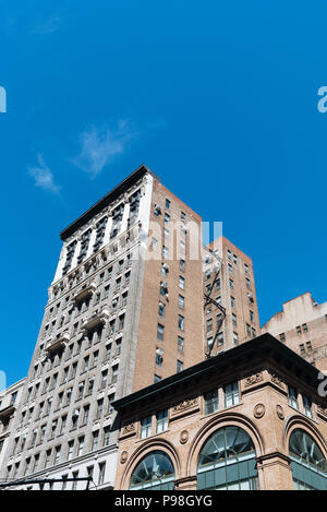 Low Angle View von Altbauten gegen Himmel in Midtown Manhattan, New York City Stockfoto