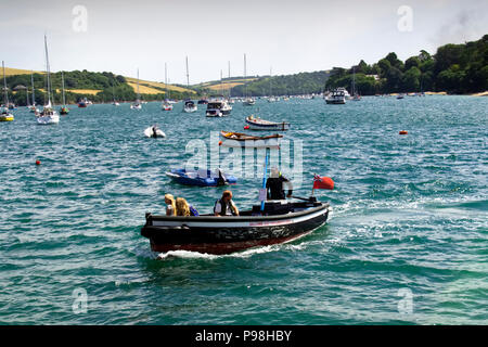 Die kleine Salcombe nach East Portlemouth Fähre bopat Ansätze die Landung Ponton am Salcombe Seite der Mündung. Stockfoto