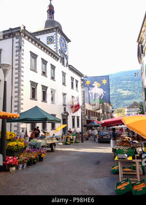 Sion, Schweiz - 29. Juni 2012: Lokale Händler verkaufen Produkte im Flohmarkt im Zentrum der mittelalterlichen Stadt Sion, Wallis, Schweiz, EU Stockfoto