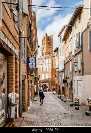 Rue du Plancat in der Altstadt von Albi an einem sonnigen Herbstnachmittag Stockfoto