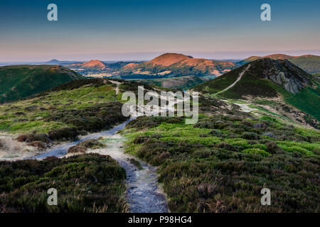 Devil's Mund auf dem Long Mynd, mit Caer Caradoc, die Lawley, Hope Bowdler Hügel und in der Ferne die Wrekin, Church Stretton, Shropshire Stockfoto