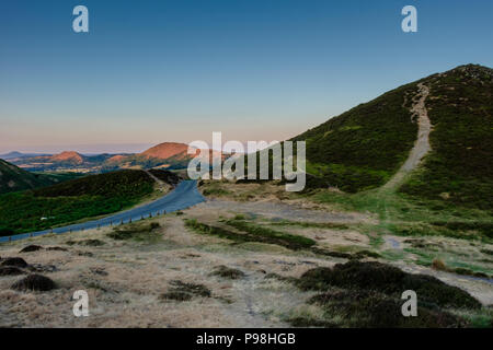 Devil's Mund auf dem Long Mynd, mit Caer Caradoc, die Lawley und, in der Ferne, die Wrekin, Church Stretton, Shropshire Stockfoto