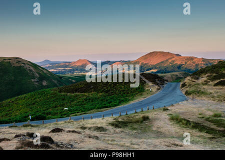 Devil's Mund auf dem Long Mynd, mit Caer Caradoc, die Lawley und, in der Ferne, die Wrekin, Church Stretton, Shropshire Stockfoto