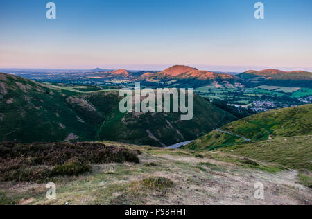 Die Burway auf der Long Mynd, mit Caer Caradoc, die Lawley und, in der Ferne, die Wrekin, Church Stretton, Shropshire Stockfoto