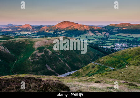 Die Burway auf der Long Mynd, mit Caer Caradoc, die Lawley und, in der Ferne, die Wrekin, Church Stretton, Shropshire Stockfoto