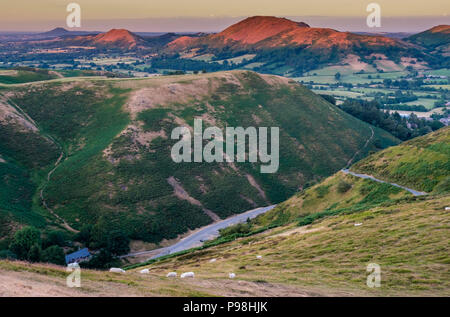 Carding Mill Valley und die Burway auf der Long Mynd, mit Caer Caradoc, die Lawley und, in der Ferne, die Wrekin, Church Stretton, Shropshire Stockfoto