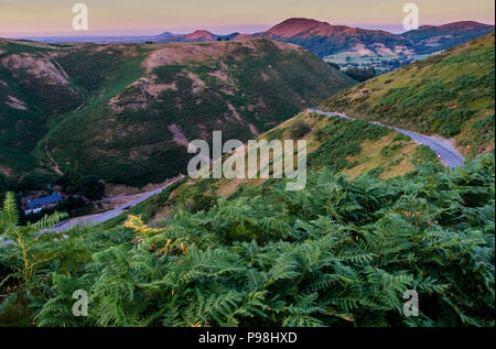 Carding Mill Valley und die Burway auf der Long Mynd, mit Caer Caradoc, die Lawley und, in der Ferne, die Wrekin, Church Stretton, Shropshire Stockfoto