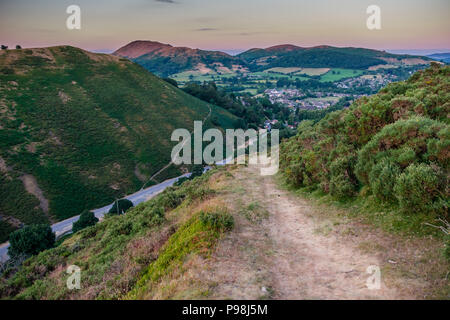 Carding Mill Valley und die Burway auf der Long Mynd, mit Hope Bowdler Hill und Caer Caradoc im Abstand, Church Stretton, Shropshire Stockfoto