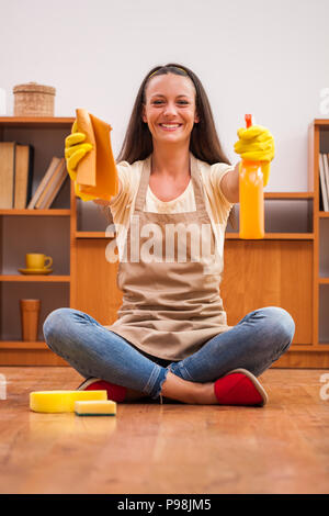 Junge Frau ist bereit, das Haus zu reinigen. Stockfoto