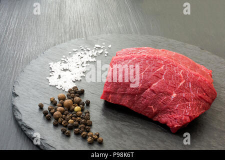 Frische rohe Prime Black Angus Rindfleisch Steaks auf schwarzen Stein board Stockfoto