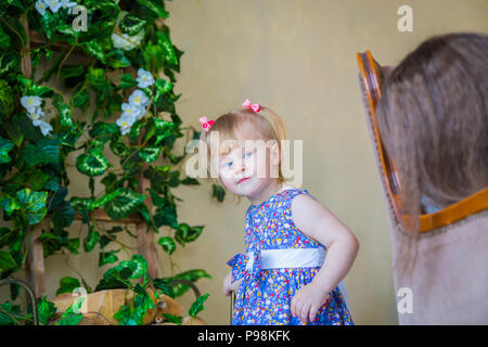 Portrait von lustigen, kleinen Mädchen zu Hause Stockfoto