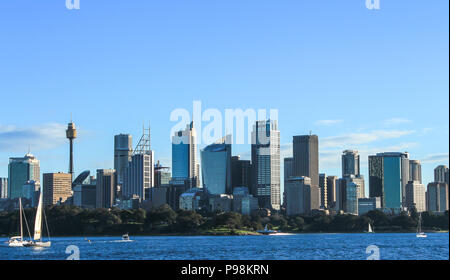 Stadt Sydney CBD Gebäude mit Hafen und Boote im Vordergrund, Australien Stockfoto