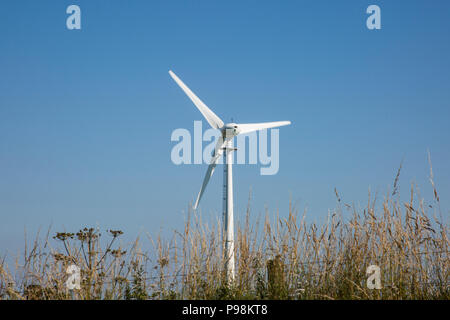 Windenergieanlage vor einem strahlend blauen Himmel an einem schönen Sommertag in Devon, England Großbritannien Stockfoto